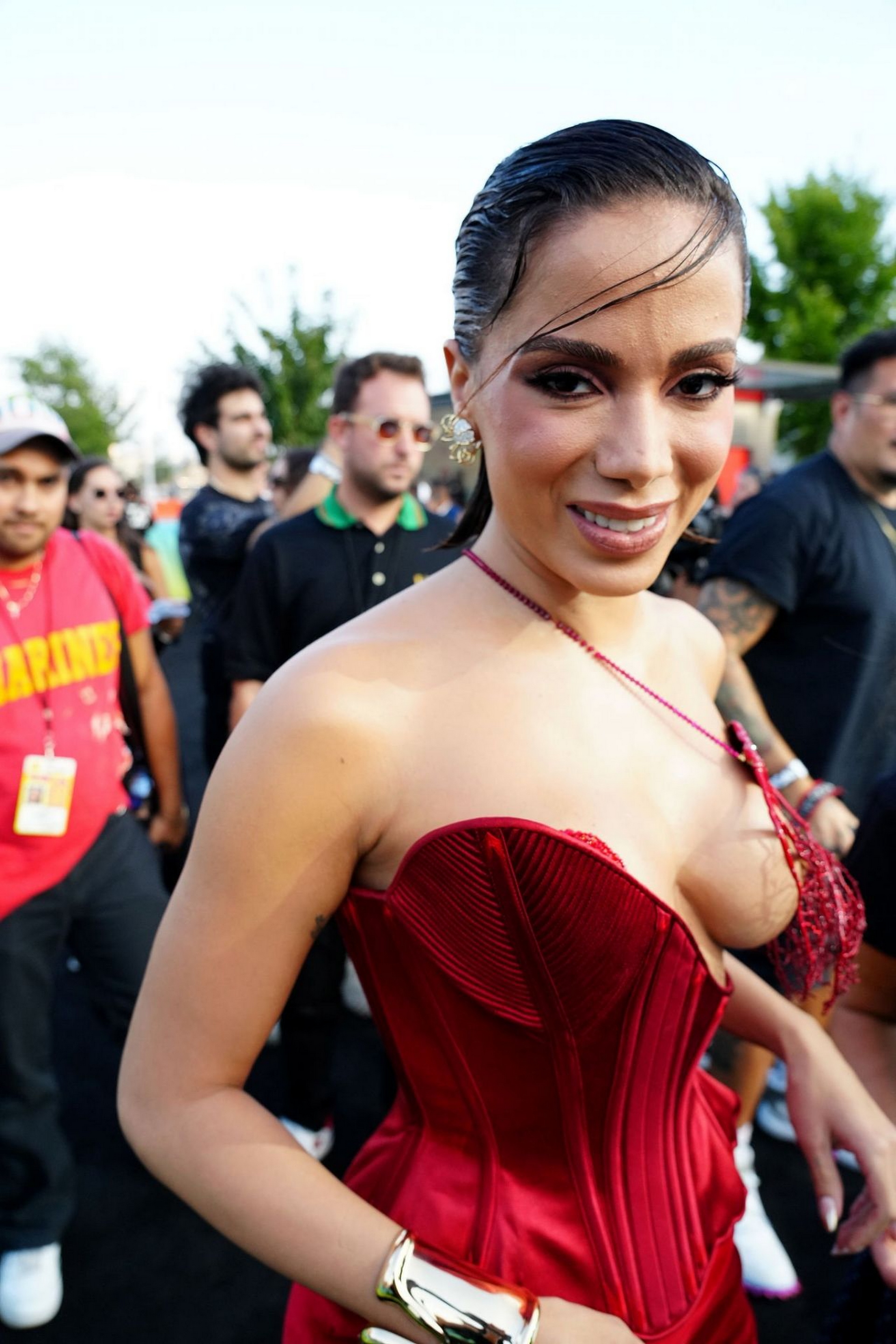 Anitta_braless_cleavage_at_2022_MTV_Video_Music_Awards_10x_HQ__7_.jpg
